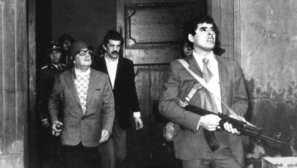 Das letzte Bild von Salvador Allende (mit Brille, Helm und AK47 in der Hand). Foto: zVg.